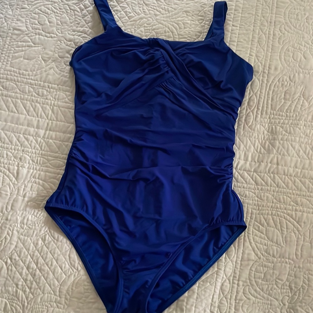 Lands’ End one piece underwire bathing suit size 12 DDD.